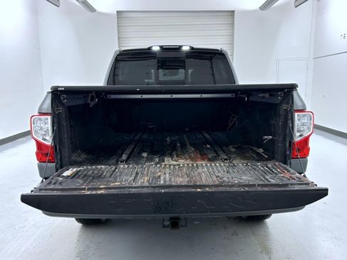 Used 2021 Nissan Titan SL w/ Moonroof Package image 21