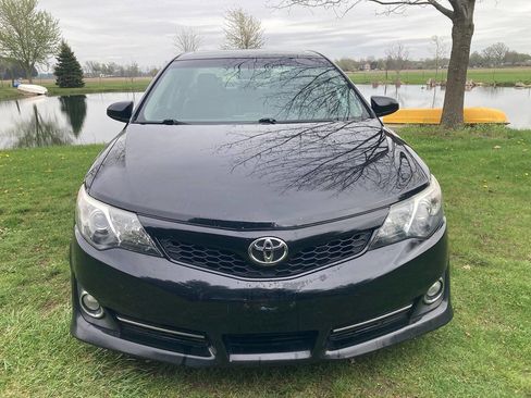 Used 2014 Toyota Camry SE w/ Moonroof Package FWD image 2