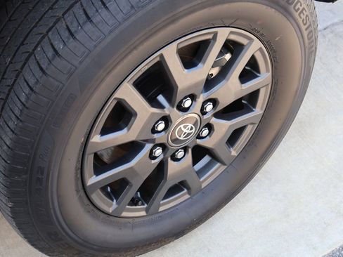 Used 2025 Toyota 4Runner SR5 AWD/4WD image 25