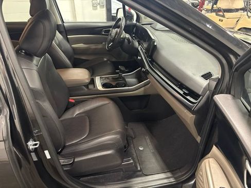 Used 2025 Kia Carnival FWD image 37