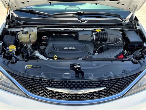 Used 2018 Chrysler Pacifica Touring-L FWD image 27