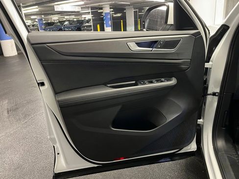 Used 2025 Volkswagen Atlas Cross Sport SE image 18