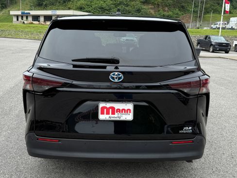 Used 2023 Toyota Sienna XLE image 8