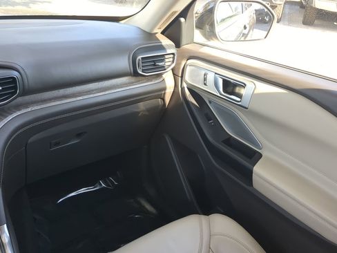 Used 2020 Ford Explorer Platinum w/ Premium Technology Package image 17