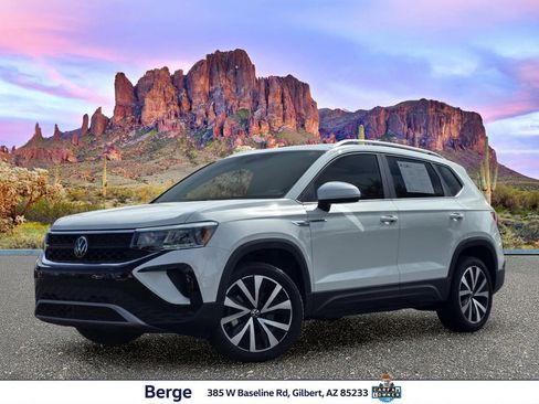 Used 2024 Volkswagen Taos SE FWD image 1