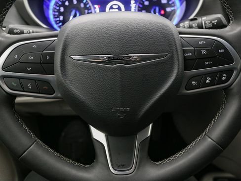 Used 2024 Chrysler Pacifica Touring-L image 33