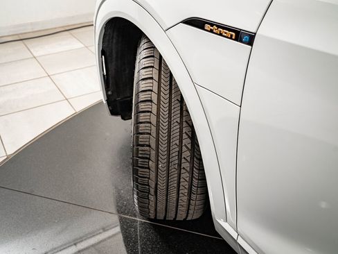 Used 2021 Audi e-tron Premium w/ Convenience Plus Package image 43