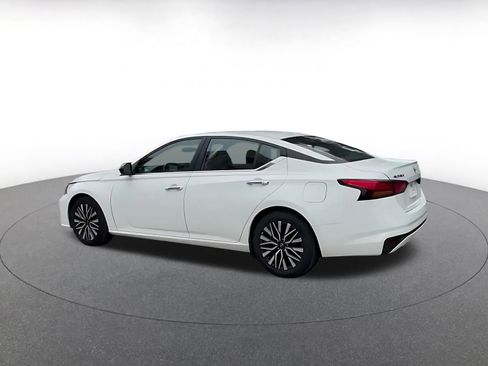 Used 2025 Nissan Altima 2.5 SV FWD image 9