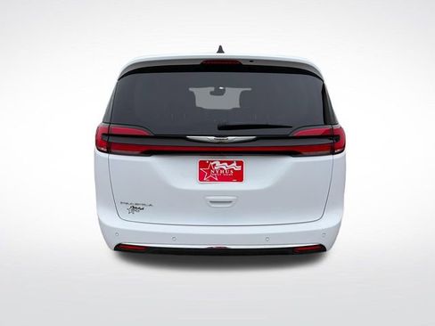 Used 2024 Chrysler Pacifica Touring-L FWD image 5