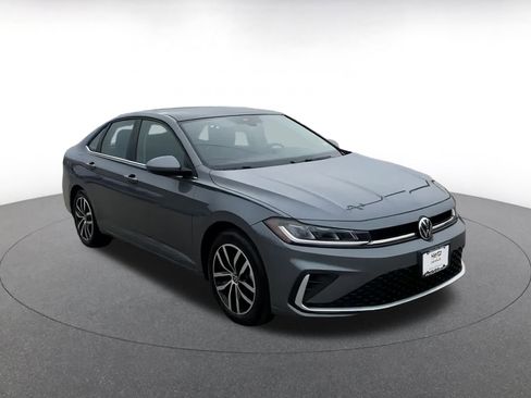 Used 2025 Volkswagen Jetta SE image 3