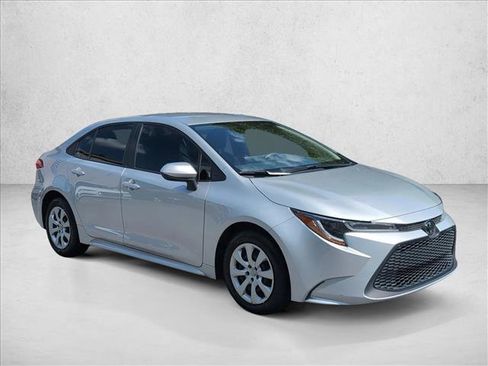 Used 2022 Toyota Corolla LE FWD image 3