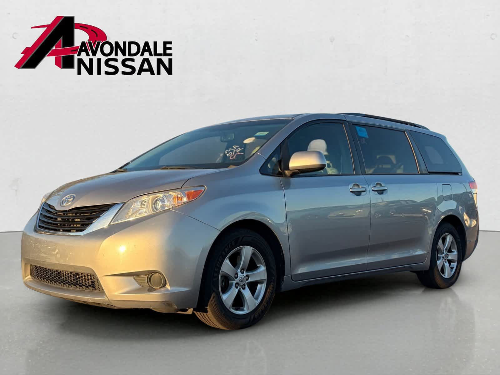 Used 2013 Toyota Sienna LE w/ Towing Pkg FWD image 2