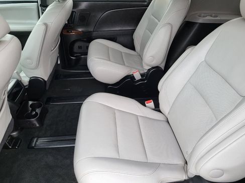 Used 2017 Toyota Sienna Limited image 16