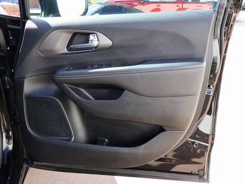 Used 2025 Chrysler Pacifica Select FWD image 9