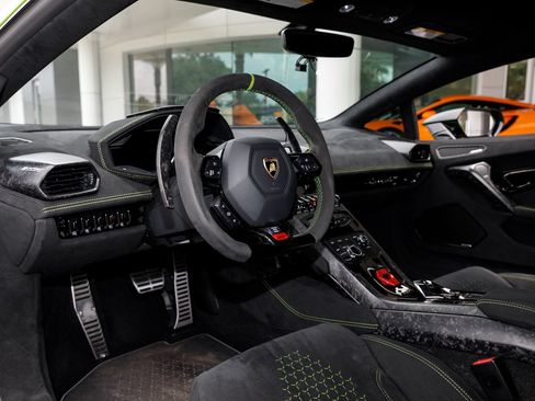 Used 2018 Lamborghini Huracan Performante AWD/4WD image 43