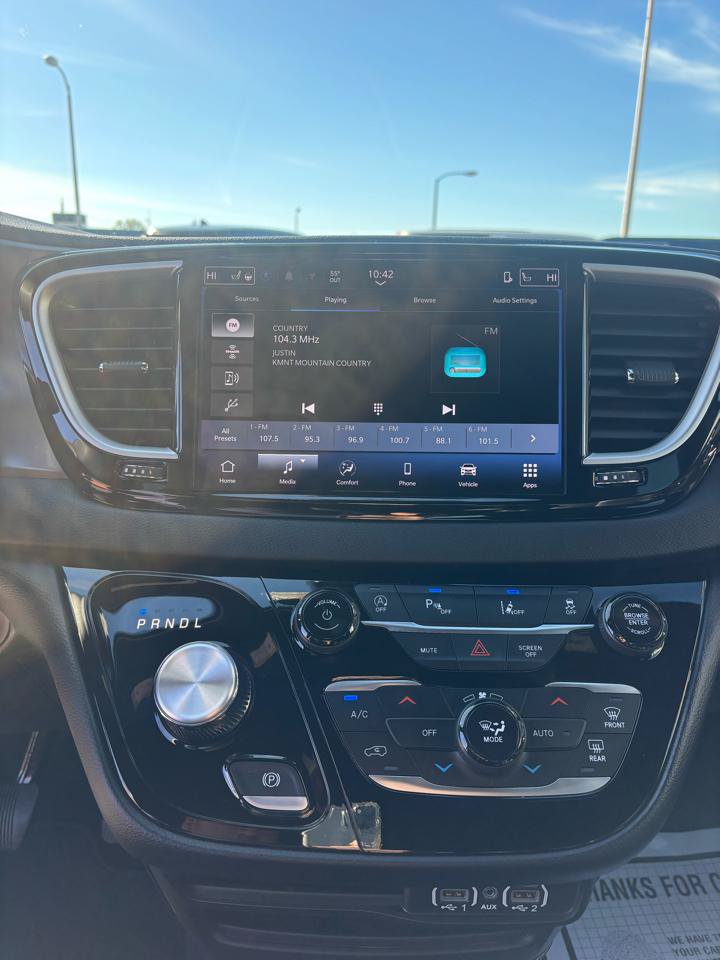 Used 2025 Chrysler Pacifica Select FWD image 16