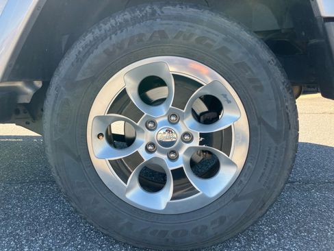 Used 2014 Jeep Wrangler Unlimited Sahara w/ Connectivity Group image 26