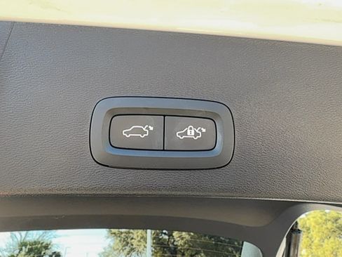 Used 2023 Volvo XC40 B4 Plus image 23