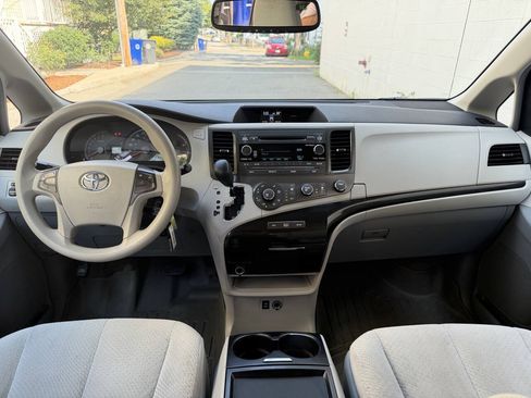 Used 2011 Toyota Sienna LE w/ Towing Pkg FWD image 20