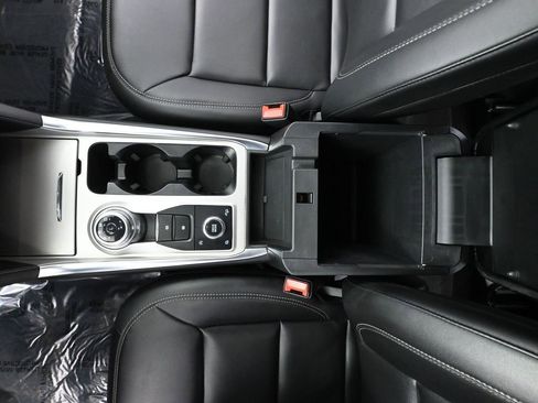 Used 2023 Ford Explorer XLT w/ Equipment Group 202A AWD/4WD image 32