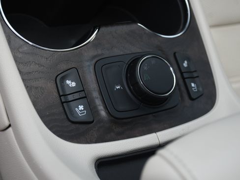 Used 2023 GMC Acadia Denali w/ Denali Technology Package FWD image 16