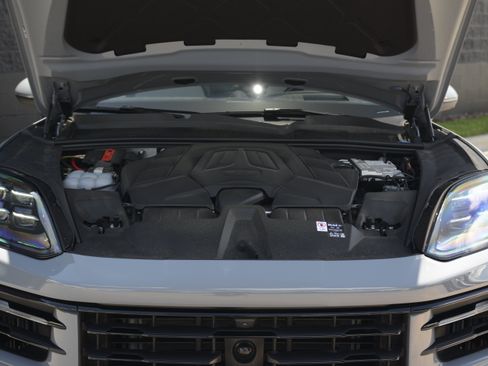 Certified 2026 Porsche Cayenne Coupe AWD/4WD image 37