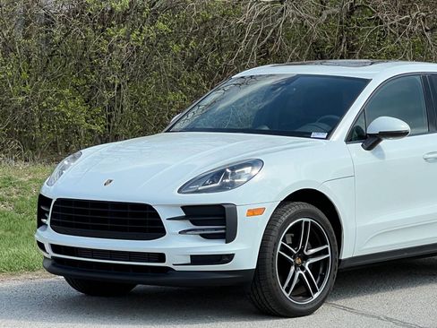 Certified 2020 Porsche Macan image 11