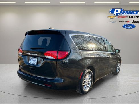 Used 2023 Chrysler Voyager LX image 7