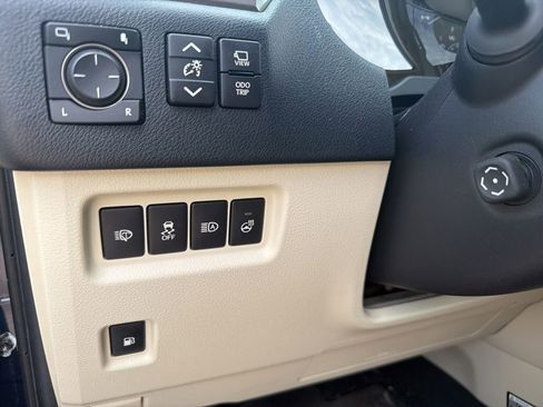 Used 2022 Lexus GX 460 Luxury w/ Sport Design Package AWD/4WD image 16