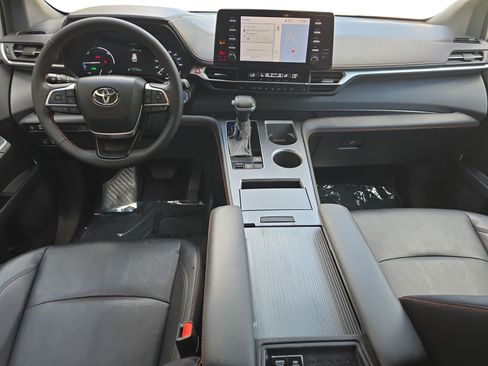 Used 2024 Toyota Sienna XSE FWD image 9