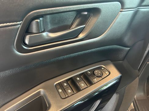Used 2025 Nissan Pathfinder SV FWD image 16