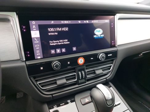 Certified 2025 Porsche Macan image 22