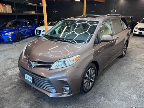 Used 2019 Toyota Sienna XLE w/ XLE Navigation Package AWD/4WD image 3