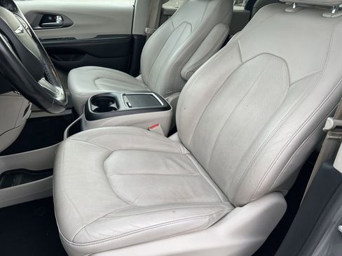 Used 2021 Chrysler Pacifica Touring-L image 19