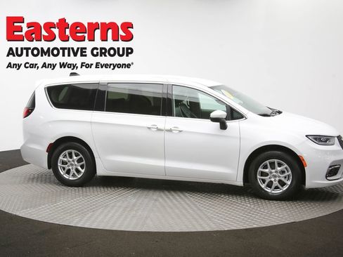 Used 2023 Chrysler Pacifica Touring-L image 47