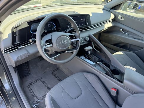 Used 2024 Hyundai Elantra SE FWD image 17