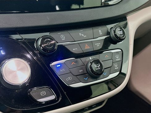 Used 2019 Chrysler Pacifica LX w/ Tire & Wheel Group FWD image 23