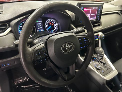 Used 2022 Toyota RAV4 LE image 9