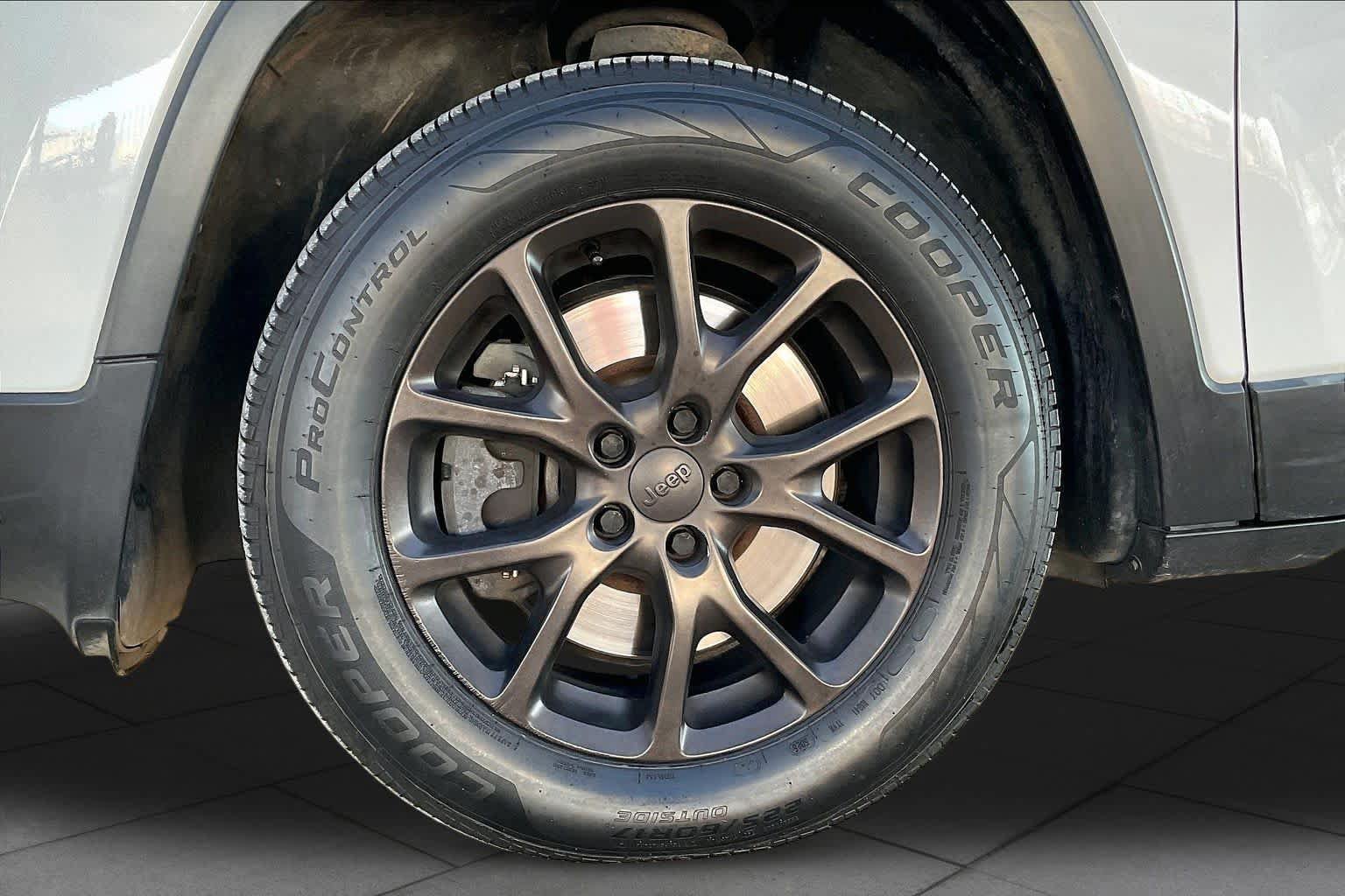 Used 2015 Jeep Cherokee Latitude FWD image 12