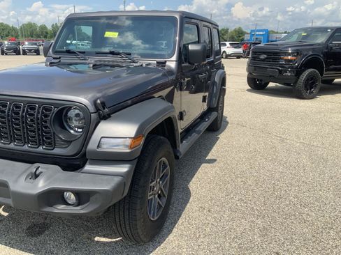 Used 2025 Jeep Wrangler Unlimited Sport AWD/4WD image 15