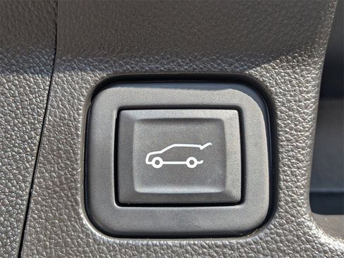 Used 2023 GMC Acadia SLT image 11