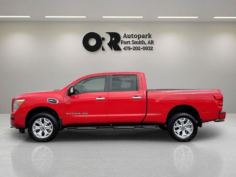 Used 2021 Nissan Titan SV w/ SV Convenience Package image 3