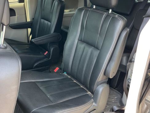 Used 2016 Chrysler Town & Country Touring FWD image 18