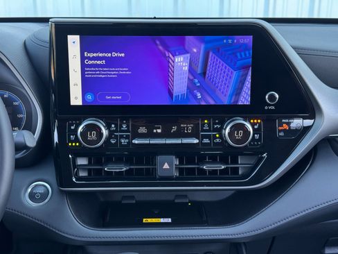 Used 2025 Toyota Highlander Limited image 25