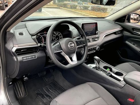 Used 2025 Nissan Altima 2.5 SV image 17