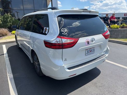 Used 2019 Toyota Sienna XLE w/ XLE Navigation Package FWD image 7