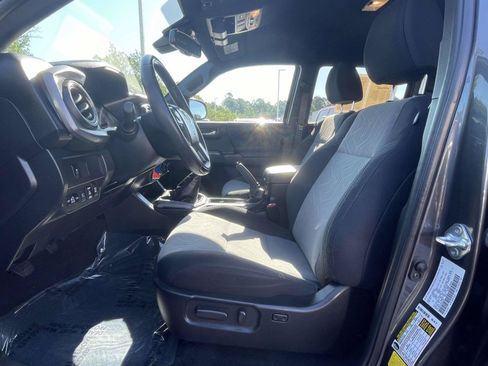 Used 2022 Toyota Tacoma TRD Off-Road AWD/4WD image 13