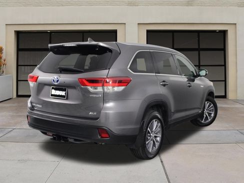 Used 2019 Toyota Highlander XLE AWD/4WD image 4