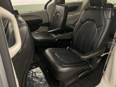 Used 2019 Chrysler Pacifica Touring-L FWD image 17