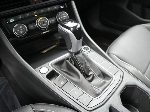 Used 2023 Volkswagen Jetta SE w/ Panoramic Sunroof Package FWD image 5